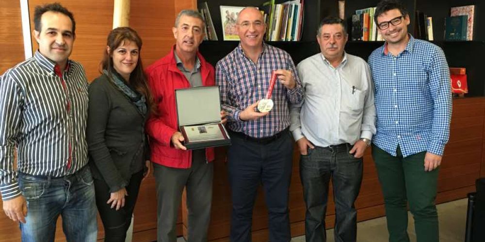 El club natación San Vicente y el Ayuntamiento premian al waterpolista Guillermo González por su trayectoria