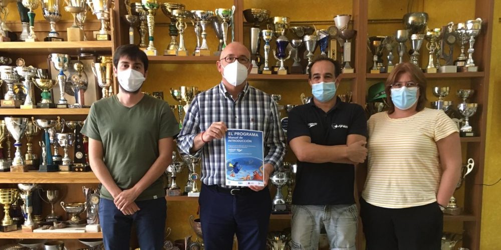 El CN San Vicente del Raspeig presenta el Programa Nadar es Vida al Alcalde de la ciudad