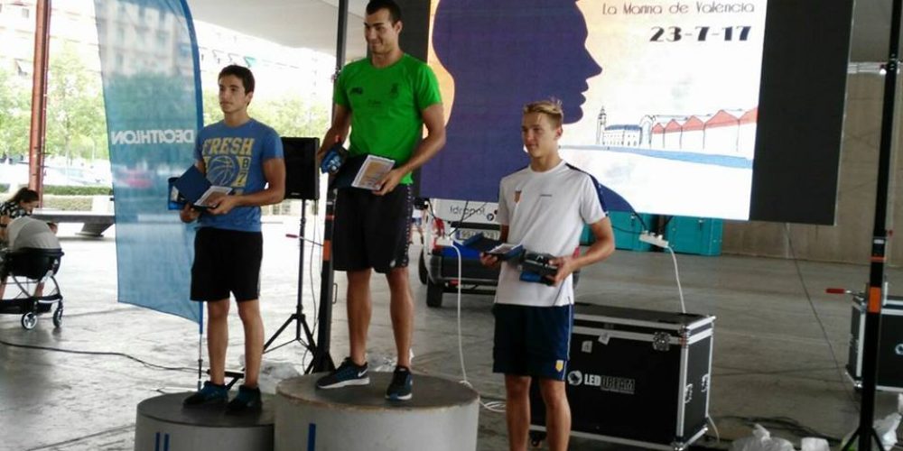 Carlos Rivera y Carolina Pradas ganan la 25 edición de la Travesía a Nado al Puerto de València